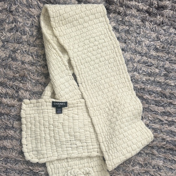 CHANEL Cream Textured Scarf - Picture 5 of 11